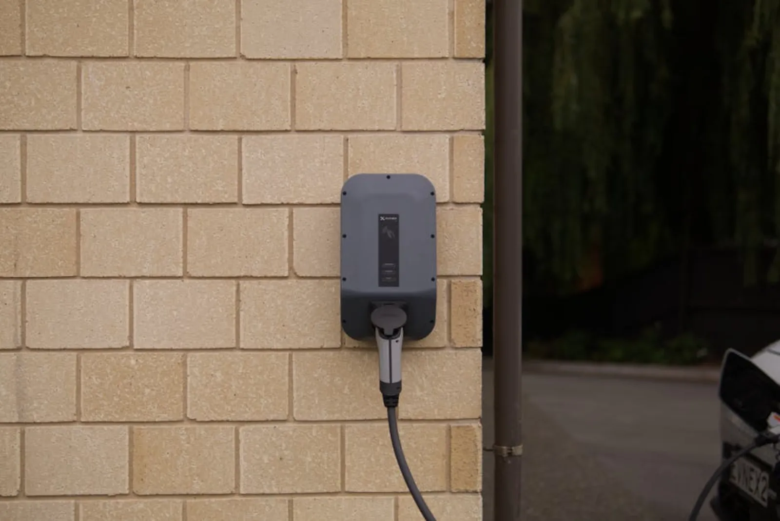 Laddbox installerad utomhus vid villa