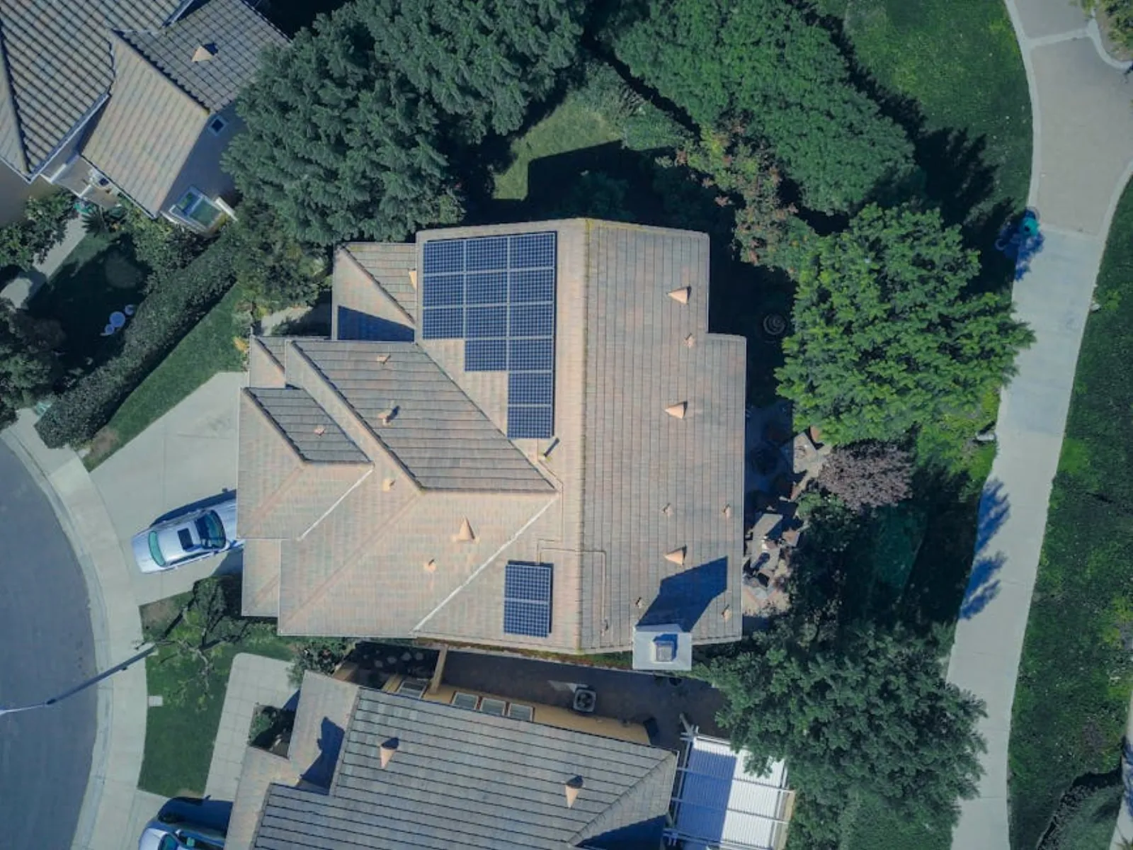 Solcellsanläggning och batteri på villa med backup vid strömavbrott