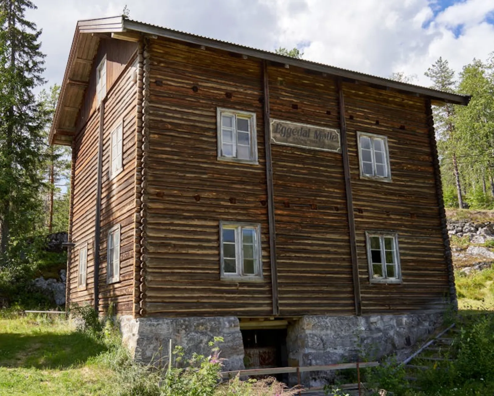 Gammal elcentral med skruvproppar i villa