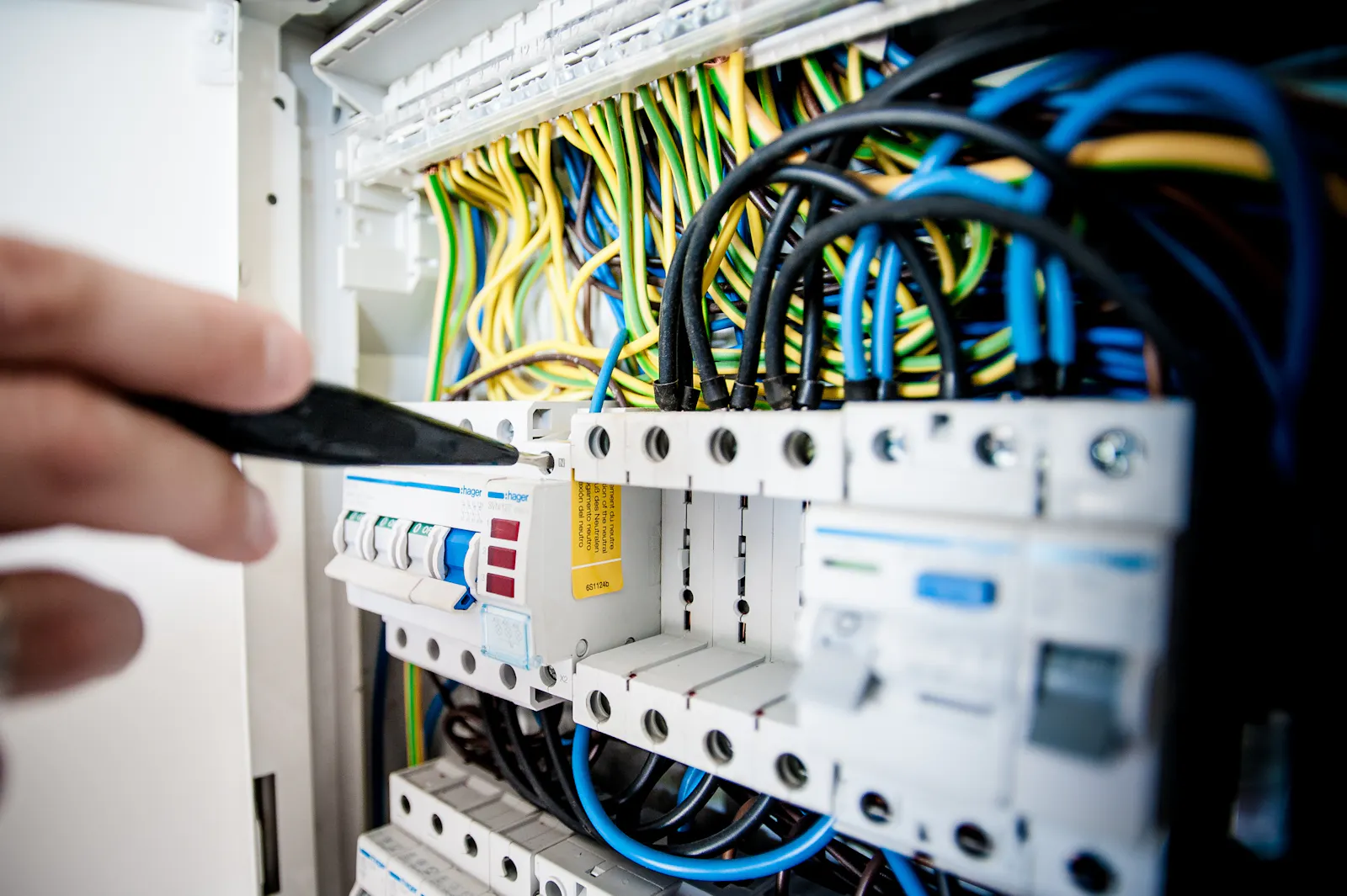 Behörig elektriker arbetar med elinstallation