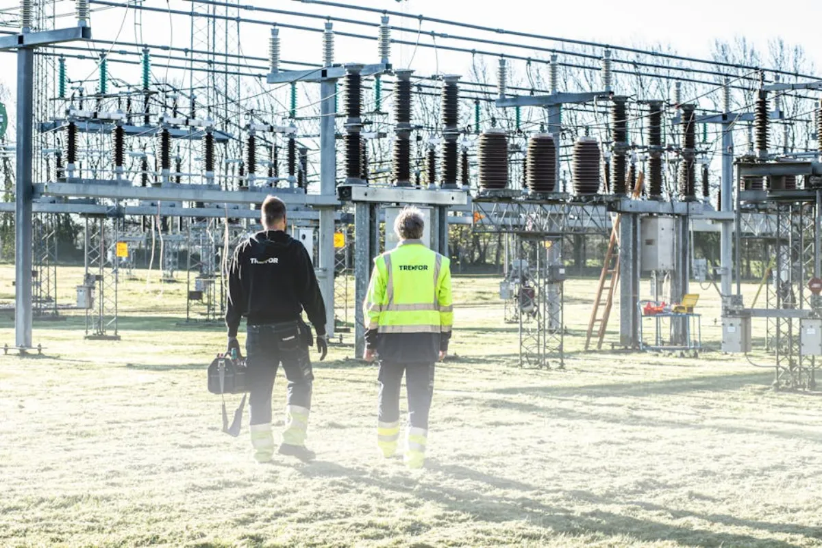Elektriker arbetar med kabeldragning