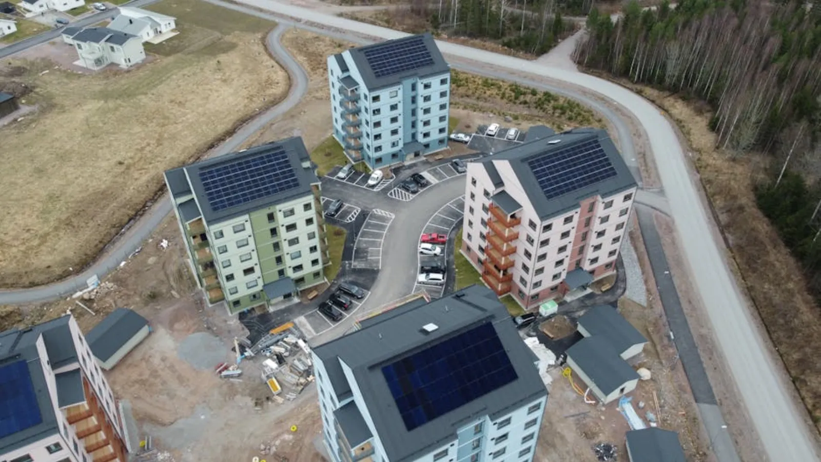 Solpaneler installeras på villatak
