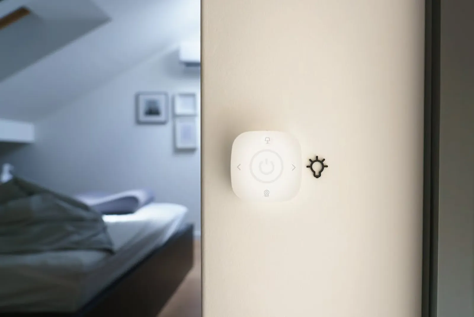 Laddbox kopplad till solcellssystem och smartphone